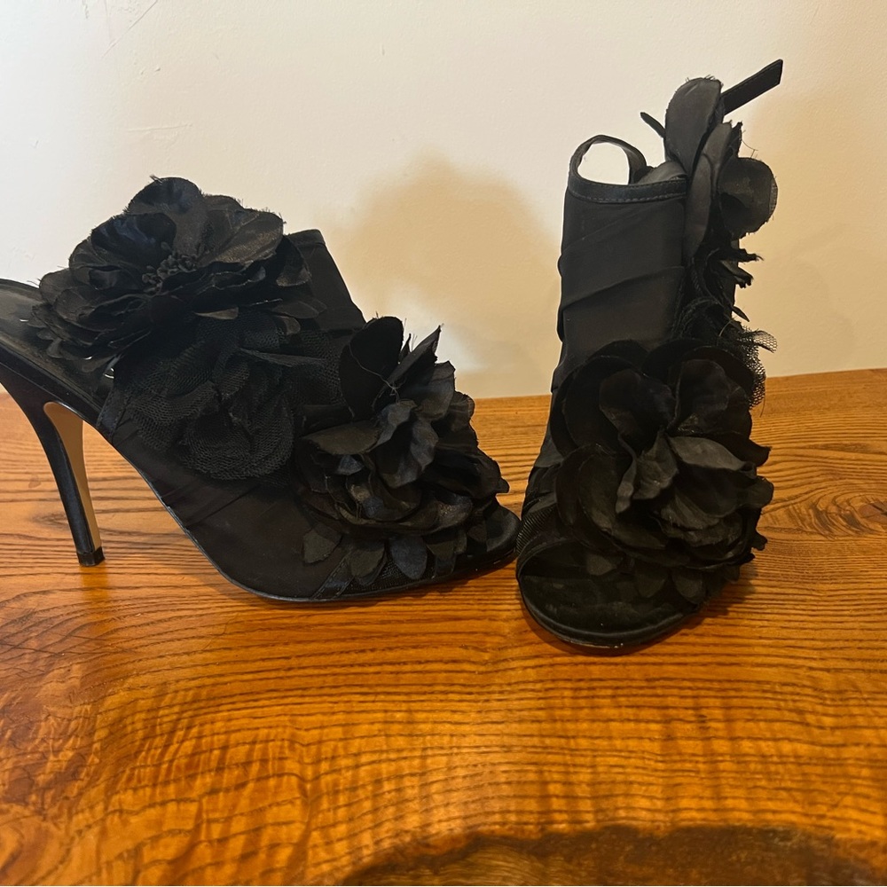 Elegant Black Women's Heels with Floral Design